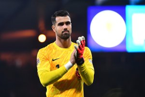 GLASGOW, SCOTLAND - OCTOBER 15: Diogo Costa of Portugal applauds the fans after the UEFA Nations League 2024/25 League A Group A1 match between Scotland and Portugal at on October 15, 2024 in Glasgow, Scotland. (Photo by Euan Cherry/Getty Images)