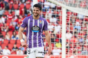 MALLORCA, SPAIN - MAY 10: Eray Comert of Real Valladolid leaves the pitch injured during the LaLiga match between RCD Mallorca and Real Valladolid CF at Estadi de Son Moix on May 10, 2025 in Mallorca, Spain. (Photo by Rafa Babot/Getty Images)