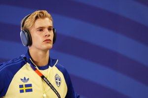 HOUSTON, TEXAS - JUNE 20: Lucas Bergvall #7 of Sweden arrives at the stadium before the FIFA World Cup 2026 Group F match between Netherlands and Sweden at Houston Stadium on June 20, 2026 in Houston, Texas. (Photo by Molly Darlington/Getty Images)